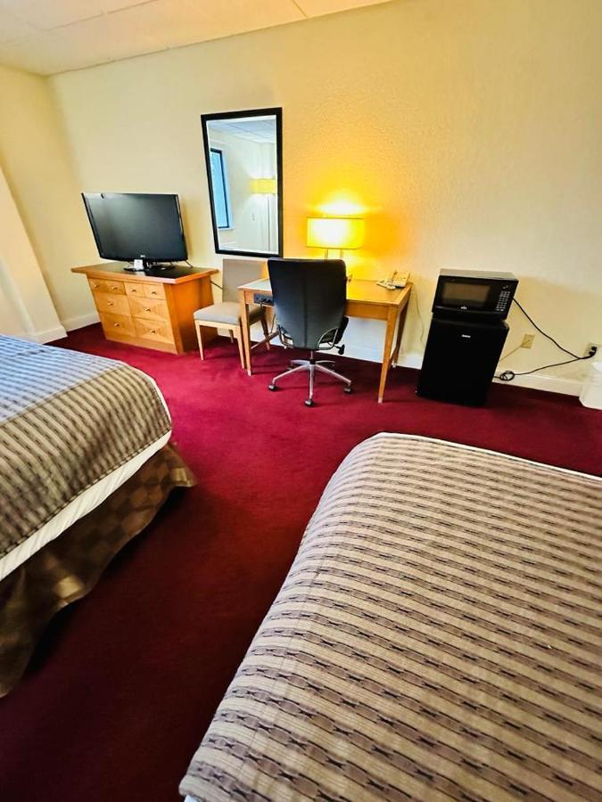 Travel Inn & Suites Emporia Exteriör bild