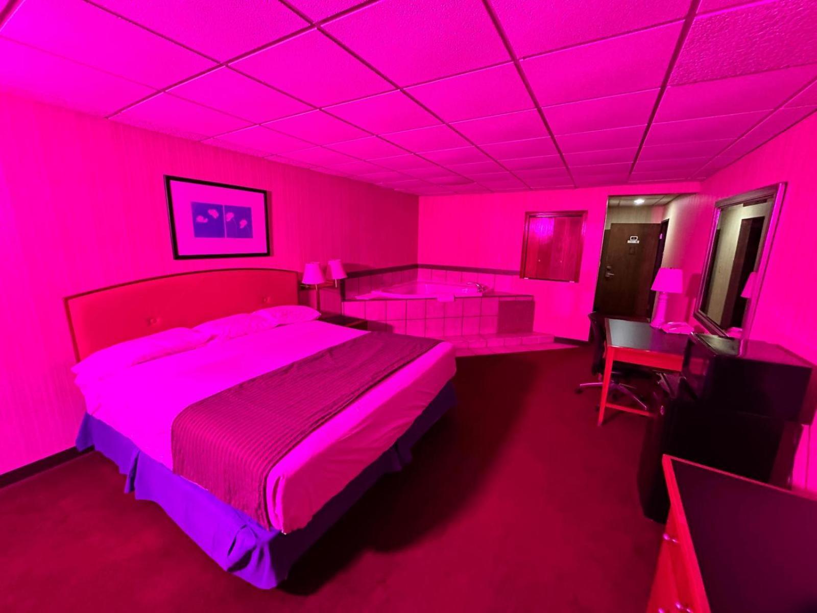 Travel Inn & Suites Emporia Exteriör bild