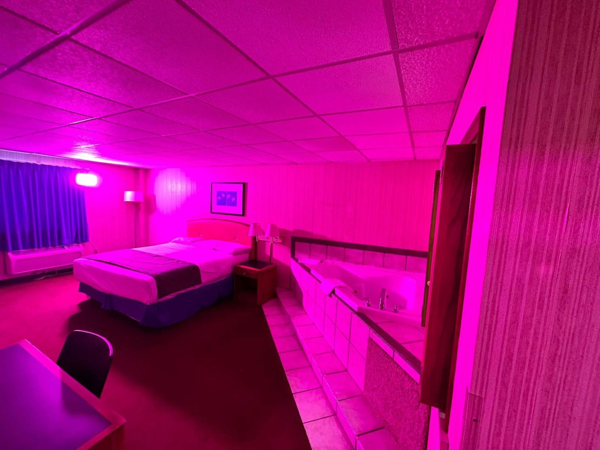 Travel Inn & Suites Emporia Exteriör bild