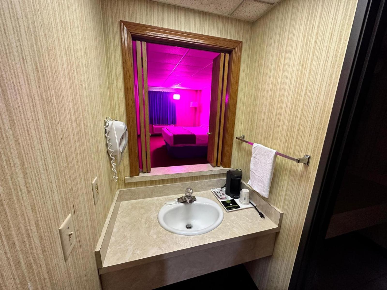 Travel Inn & Suites Emporia Exteriör bild