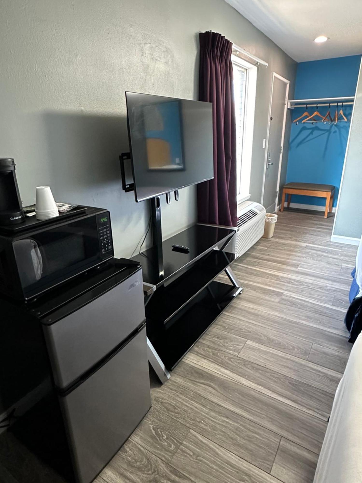 Travel Inn & Suites Emporia Exteriör bild