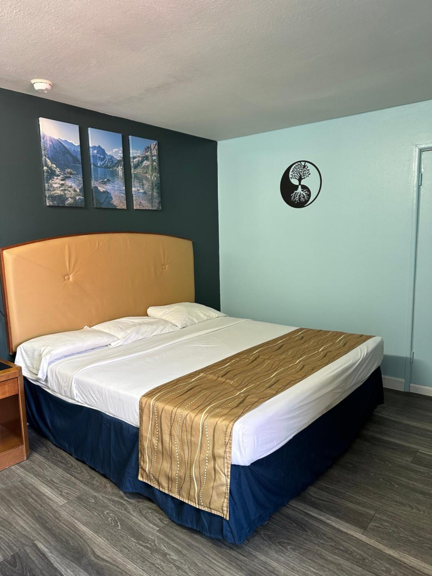 Travel Inn & Suites Emporia Exteriör bild