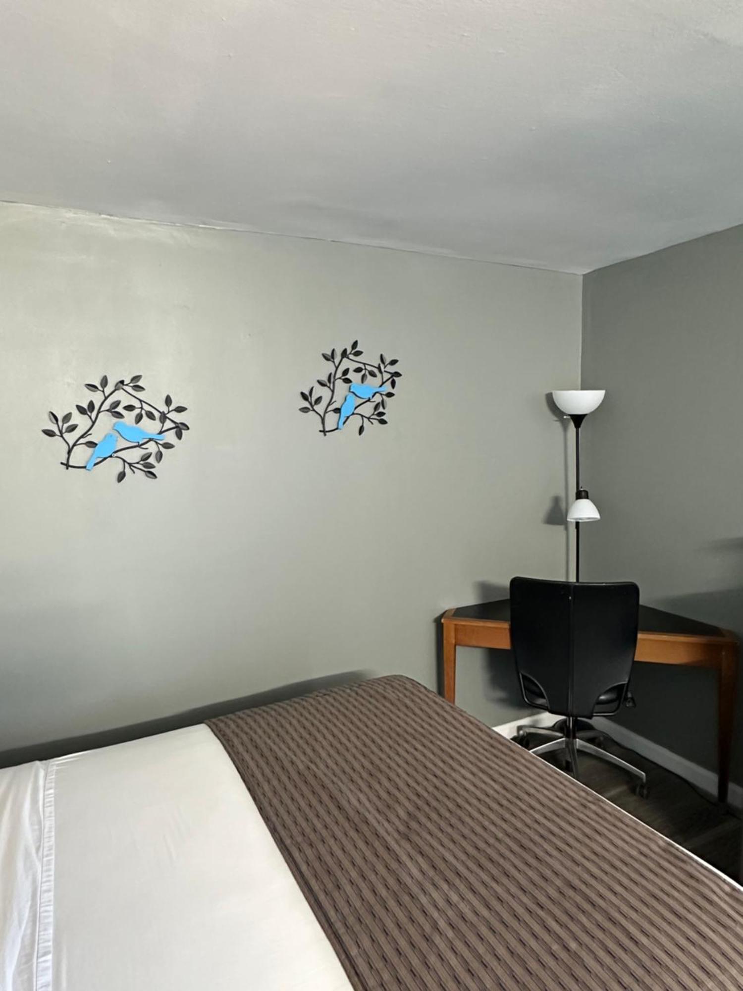 Travel Inn & Suites Emporia Exteriör bild